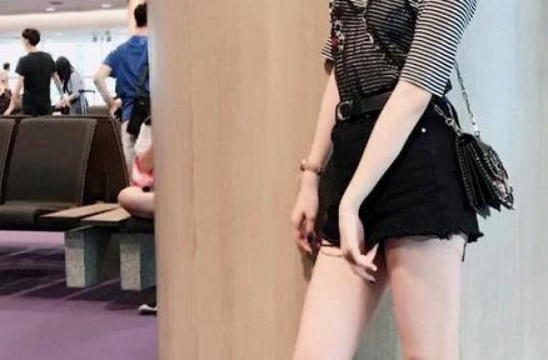 吴宣仪到底多爱秀腿？两分短裤卷成超短裤穿，幸好外套够长