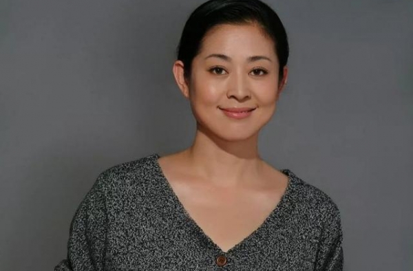 倪萍脱离发福大妈行列，气场全开机场如秀场，学蔡明减肥掉20斤