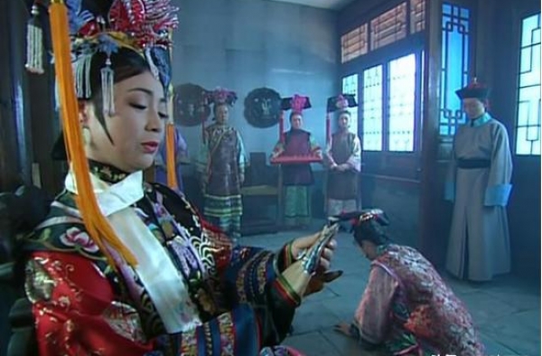 再看《还珠格格》，才发现皇后娘娘三观太正了，是我误会她20年