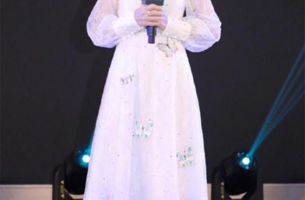 赵雅芝不服老，65岁脚踩两根“筷子”如履平地，一般人驾驭不了