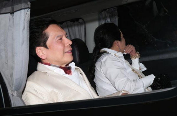向太气场一般人赶不上，一身黑白配造型超霸气，老公全程呵护有加