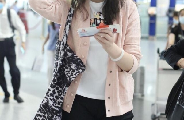 又见大长腿美女！惠若琪现身北京机场，身穿粉色外套尽显清新