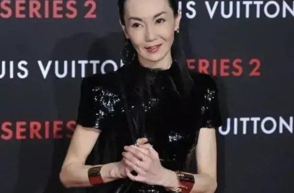 56岁张曼玉新造型亮相，亮面紧身衣配紧腿裤，护膝成了装饰品