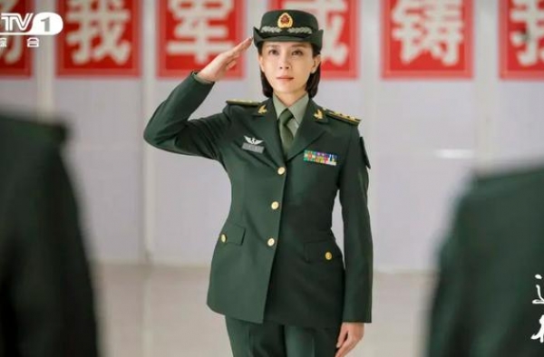 它，配不上今年的女英雄