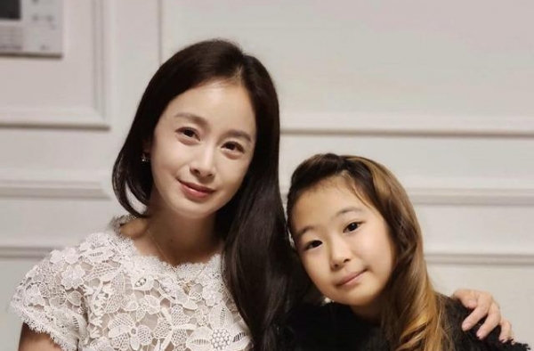 金泰熙为女儿庆生，Rain又暴瘦，亲戚家小女孩打扮成熟太抢镜