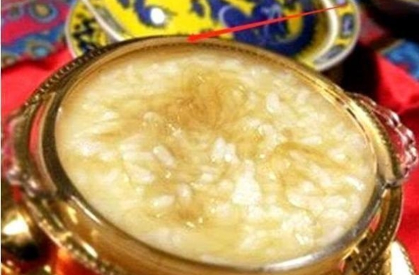 林心如晒女儿的早餐，从饭碗到食物都很金贵，被网友指责“炫富”