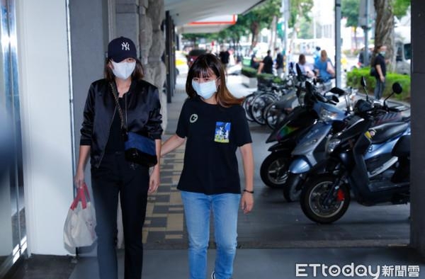六月第一位现身小鬼灵堂！连三天吊唁 带李易亲煮拿手菜肿眼到场