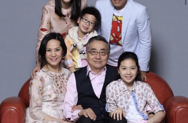 甄子丹岳父离世举家哀伤，汪诗诗晒照缅怀父亲，至亲伴随最后一程