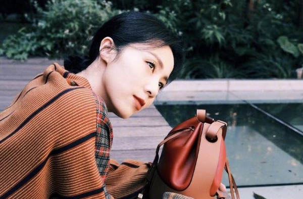 黄磊眼中的孙莉好美！棕色格纹针织衫搭牛仔裤，文艺清新