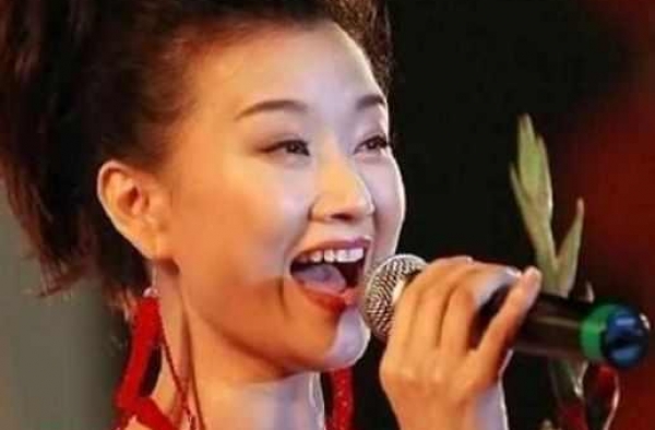 “美人迟暮”50多岁宋祖英时隔多年被爆，舞台上舞台下判若两人