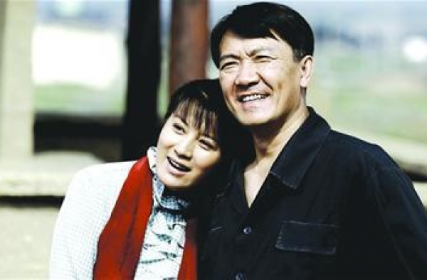 一婚嫁导演，二婚嫁哈佛学霸，三婚嫁“李云龙”，今一家人超幸福