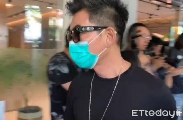 任贤齐坚强忍痛来看师弟小鬼！2天前眼泪溃堤：天把他带走了