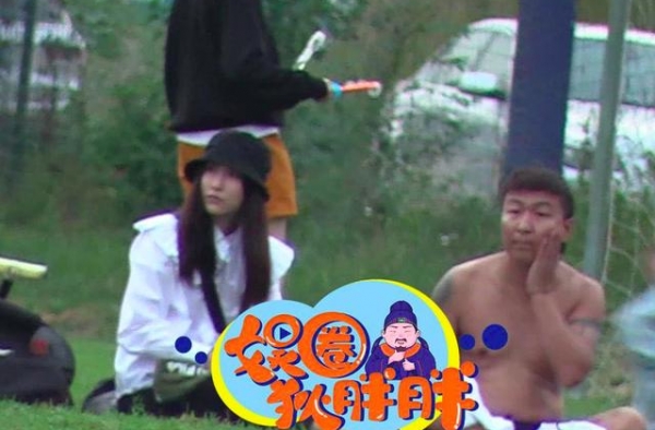 陈羽凡与小18岁女友秀恩爱！露啤酒肚太辣眼，女方外貌胜前妻？