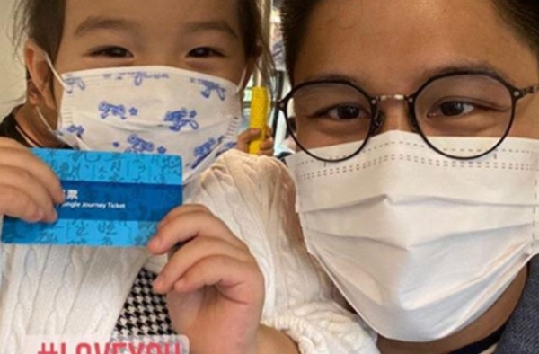 霍启刚大方晒女儿正面照，带3岁霍中妍坐地铁，提着灯笼太接地气