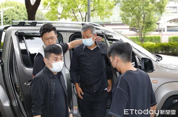 小鬼爸爸双眼哭肿 送儿最后一程！搭经纪人肩膀憔悴现身