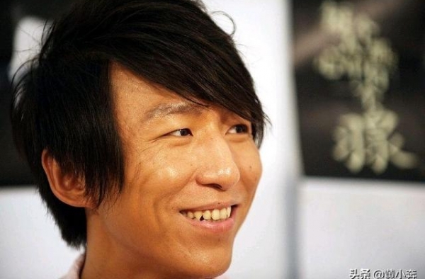 45岁陈羽凡光着膀子与小18岁女友谈笑，好像又似热恋中