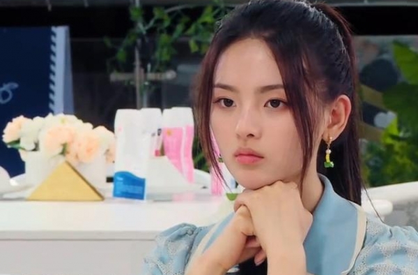 中餐厅：大家开会时，杨超越偷玩手机，当画面放大粉丝以为看花眼