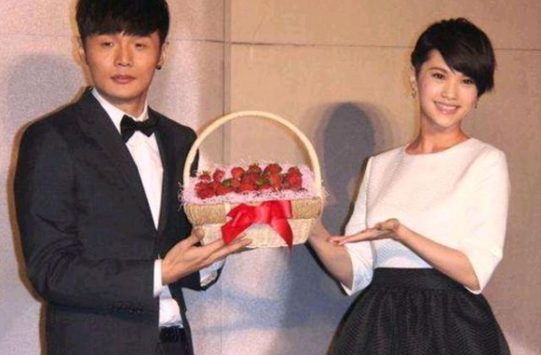 她深情发文悼念前男友，却很少和老公互动