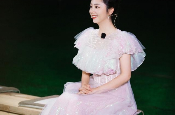 谭松韵出席活动，网友却被“玻璃糖纸”裙吸引目光，也太惊艳了