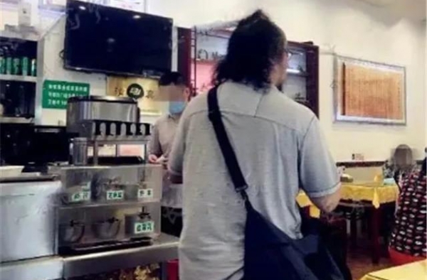 王菲前夫窦唯餐馆被偶遇，身材发福头发稀疏，与王菲状态天壤之别