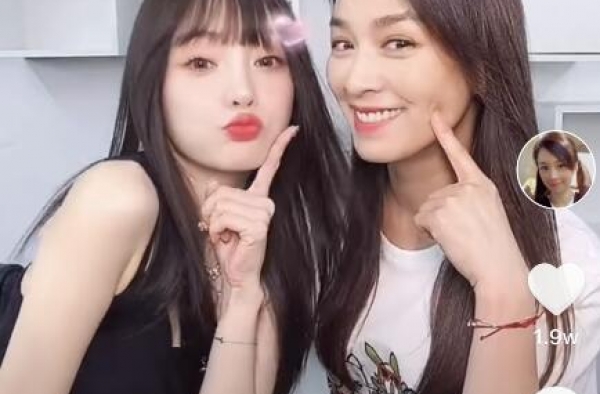 李小璐张庭酒窝女神同框，嘟嘴卖萌比美，一个比一个更像少女
