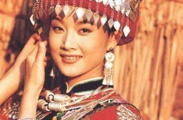 宋祖英聚餐被偶遇！脸部浮肿眼睛快睁不开，与友人聊天拍照兴致好
