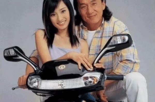 杨幂：我17岁的样子，李小璐：这是我17岁，郑爽：麻烦让让