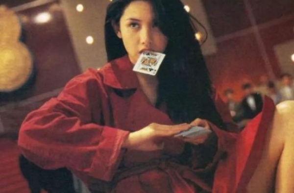 王晶老婆长啥样，美貌胜过邱淑贞？王晶简直人生赢家