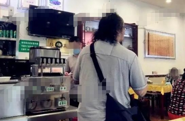 王菲前夫窦唯近况曝光，不修边幅背影显邋遢，发际线秃到后脑勺