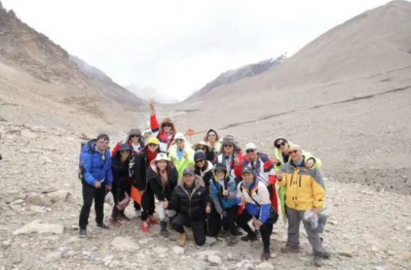 综艺无底线！明星采摘国家二级保护植物，粉丝居然还在为无知辩解