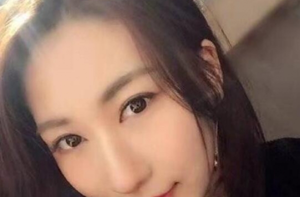 陈羽凡和小女友被曝光，球场两人秀恩爱，年龄不是差距
