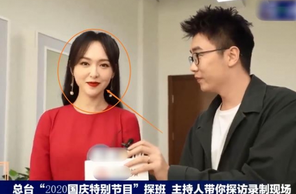 唐嫣在休息室接受采访，一身红衣很亮眼，我却注意她当妈后的颜值