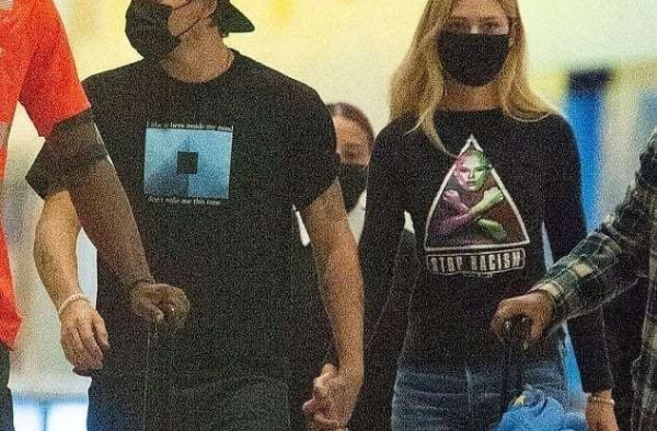 大布与未婚妻同框！走机场雇保镖拿行李，小两口手牵手只顾秀恩爱