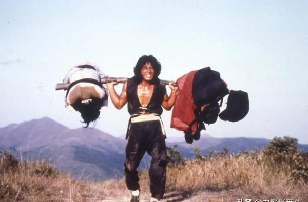 1982年，成龙首次执导的这部电影，奠定了功夫喜剧的独特风格