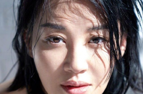 50岁许晴又放大招？全新写真造型上线，皮衣搭出“少年感”