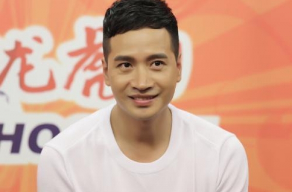 “视帝”何晟铭：今骚扰女主持被骂，意外被扒出遭亿万富婆包养