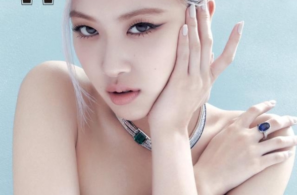 BLAKPINK朴彩英时尚大片曝光 穿抹胸裙大秀美肩雪肤