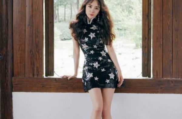 迪丽热巴对旗袍下手了，配以高挑匀称的身材，端庄典雅又显女人味