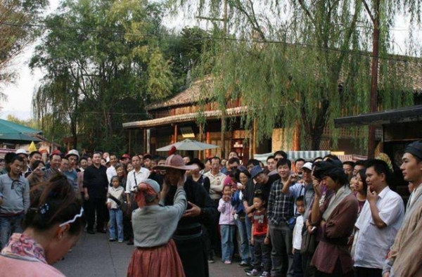 横店＂潜规则＂曝光，随处可见校花校草，为了成名不惜一切代价