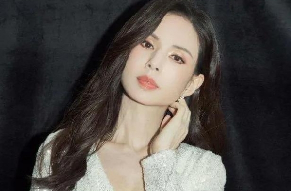 李若彤晒腹肌时的身材都没有她穿上这条亮片裙时带给我的震撼大