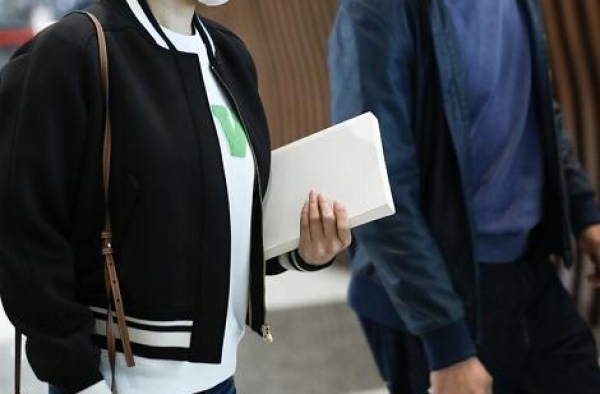 关悦佟大为夫妻合体走机场，穿衣默契太奇妙，低调却透露着高级感