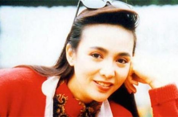 “韵味港姐”郑裕玲为何一生不婚？26年两段感情，终成一场空