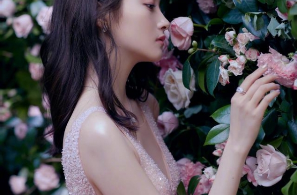 关晓彤终于穿对了！一袭花粉蛋糕释放绝美仙气，港风大片更闪瞎眼