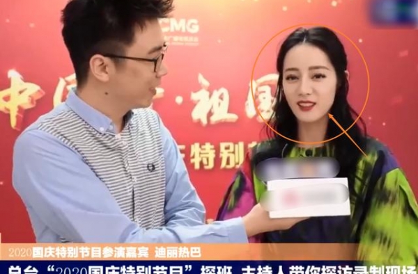 都说迪丽热巴颜值不复巅峰，在无美颜采访中，这张脸确定28岁？