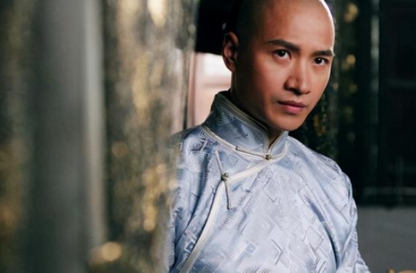 当红男星自己开车去片场，拍戏都不带助理？新戏演配角比主角还火