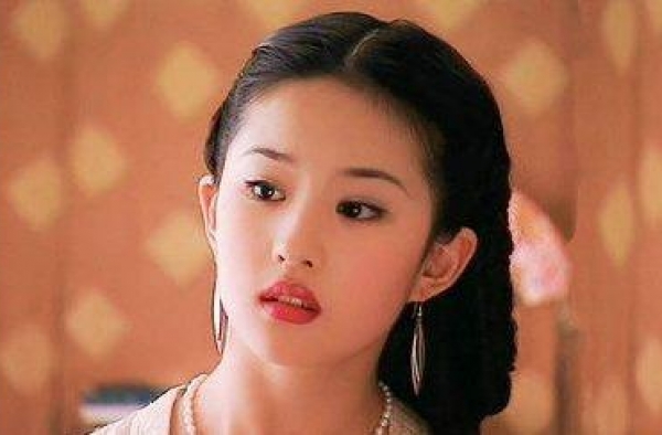 都说王楚然长得像刘亦菲，看完两人的聂小倩装扮后，怀疑是亲姐妹