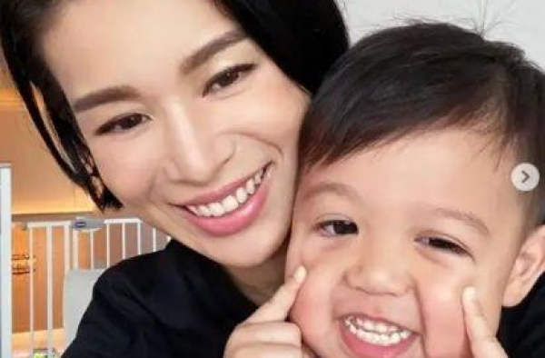 胡杏儿带儿子到医院打疫苗，接种方式超先进，居然是从鼻子打入