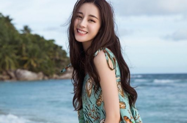 新剧《你是我的荣耀》开机，迪丽热巴再演大明星，搭档男主颜值高