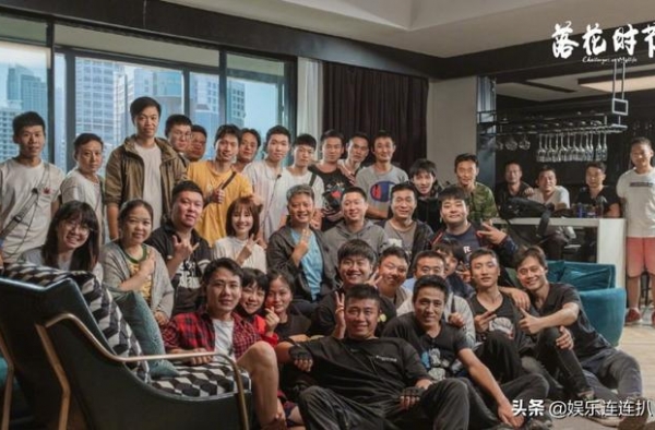 雷佳音新剧杀青，搭档实力派女神袁泉，我却在意张艺兴的新角色