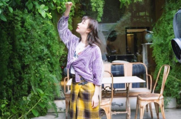 吴昕紫色衬衫配半身裙，穿得青春无限，一抬手小蛮腰更赚足眼球